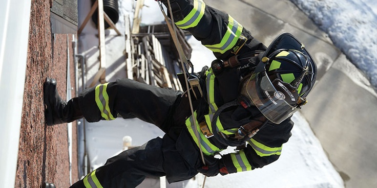 bravo_2-1_integrated-rescue-harness_LION-Rescue-System_ambient-_repelling_-1